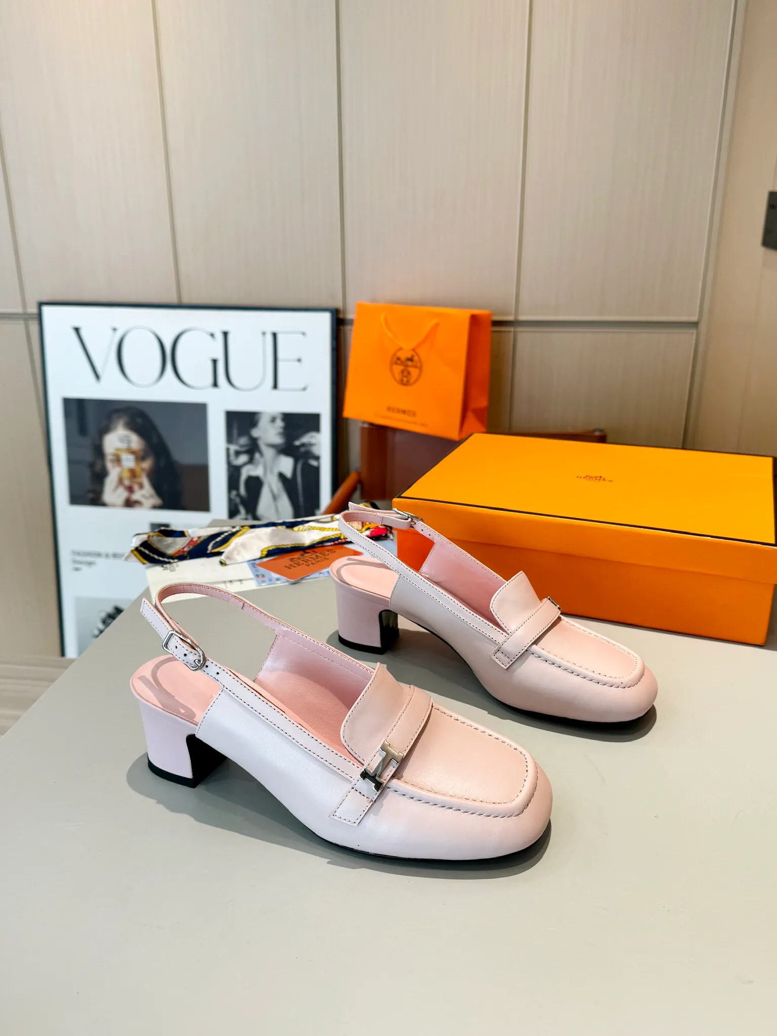 👟👟Ex-factory price 520👟👟 Hermes Groupie square-toe H-buckle mules, half-drag high heels and flat heels; the foot feel at the counter is invincible, groupie Mule shoes are made of h-buckle canvas and calfskin with mini silver Paris shoe buckles and contrasting piping. They are super beautiful in real life. Upper: imported original calfskin/original molded fabric. Lining: sheepskin. Outsole: Italian genuine leather outsole. Original packaging. Heel height: 5cm and 2 types of flat heel. Size: 35-41 (customized in size 42). Color: 6 colors.